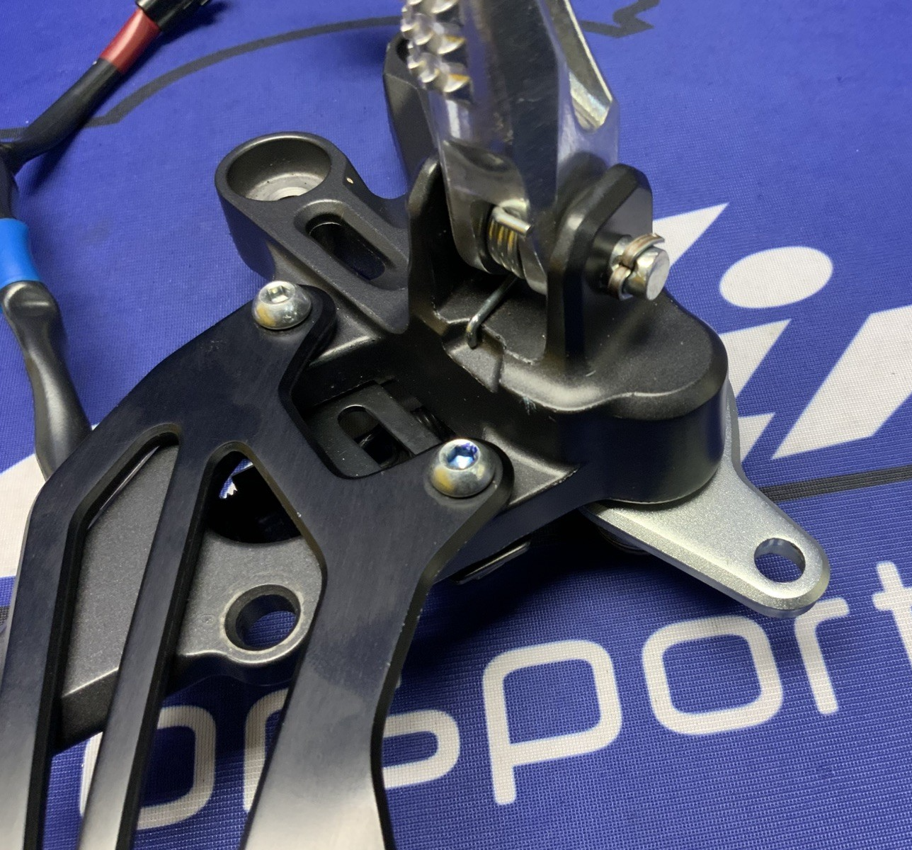 Yamaha Right Rear Set YZF-R7 2022-2025 OEM BEB-27443-00-00