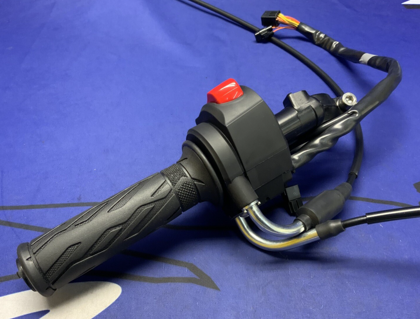 Suzuki Right Handlebar Assy W/Switches GSXR-600/750,2011-2024 OEM 37200-47H30