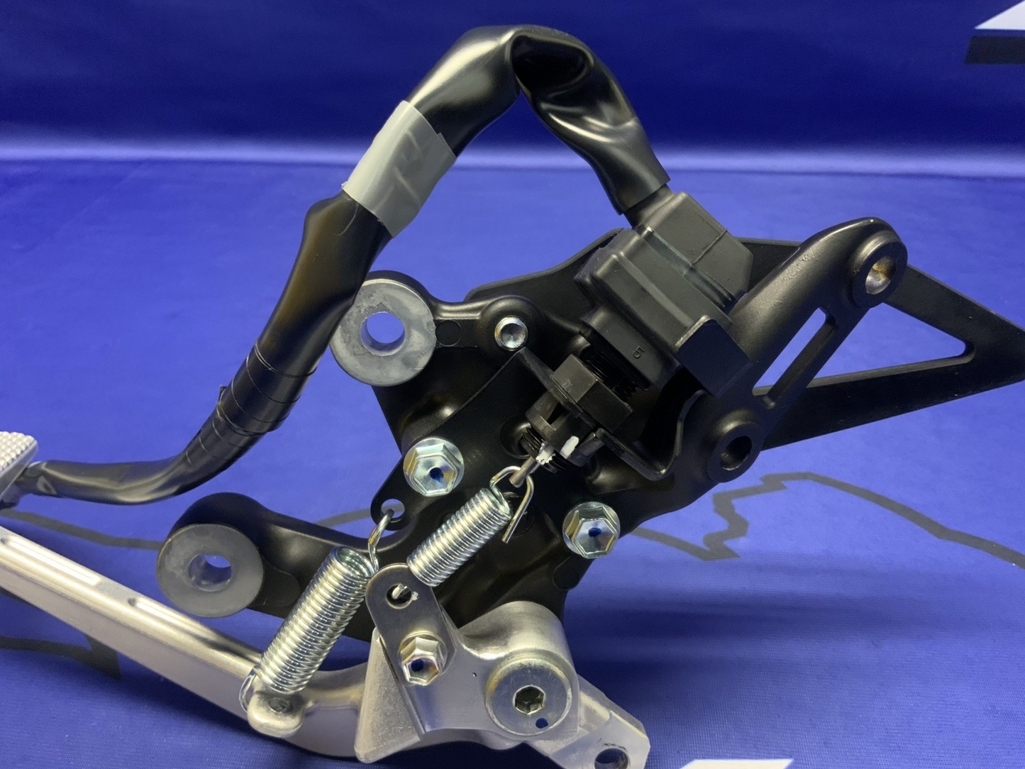 Yamaha Right Rear Set Bracket YZF-R9 2025 OEM BEA-27443-00-00