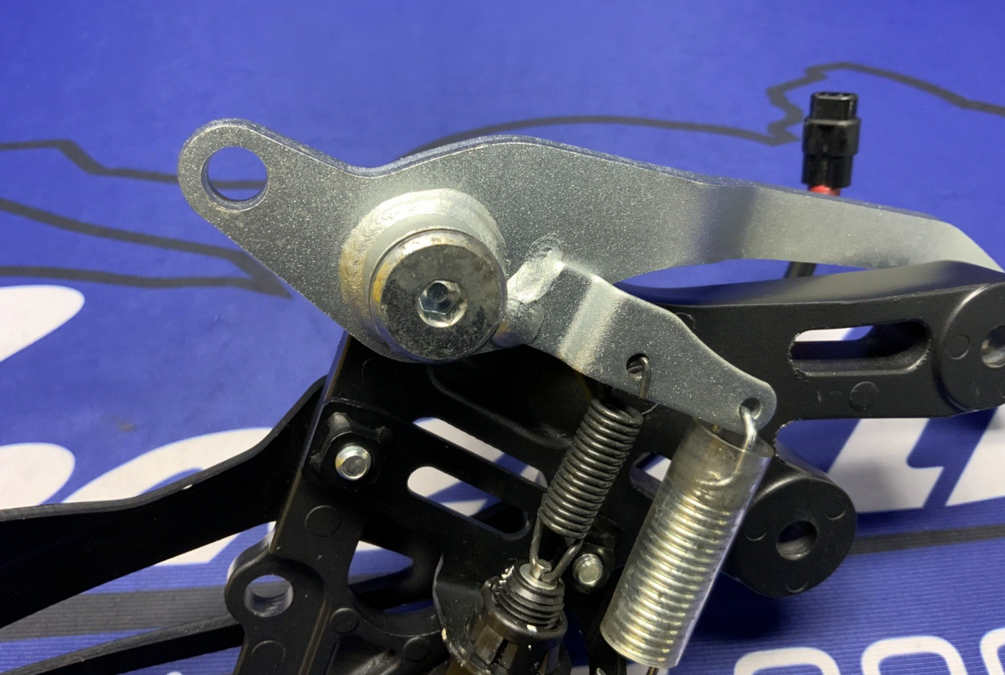 Yamaha Right Rear Set YZF-R7 2022-2025 OEM BEB-27443-00-00