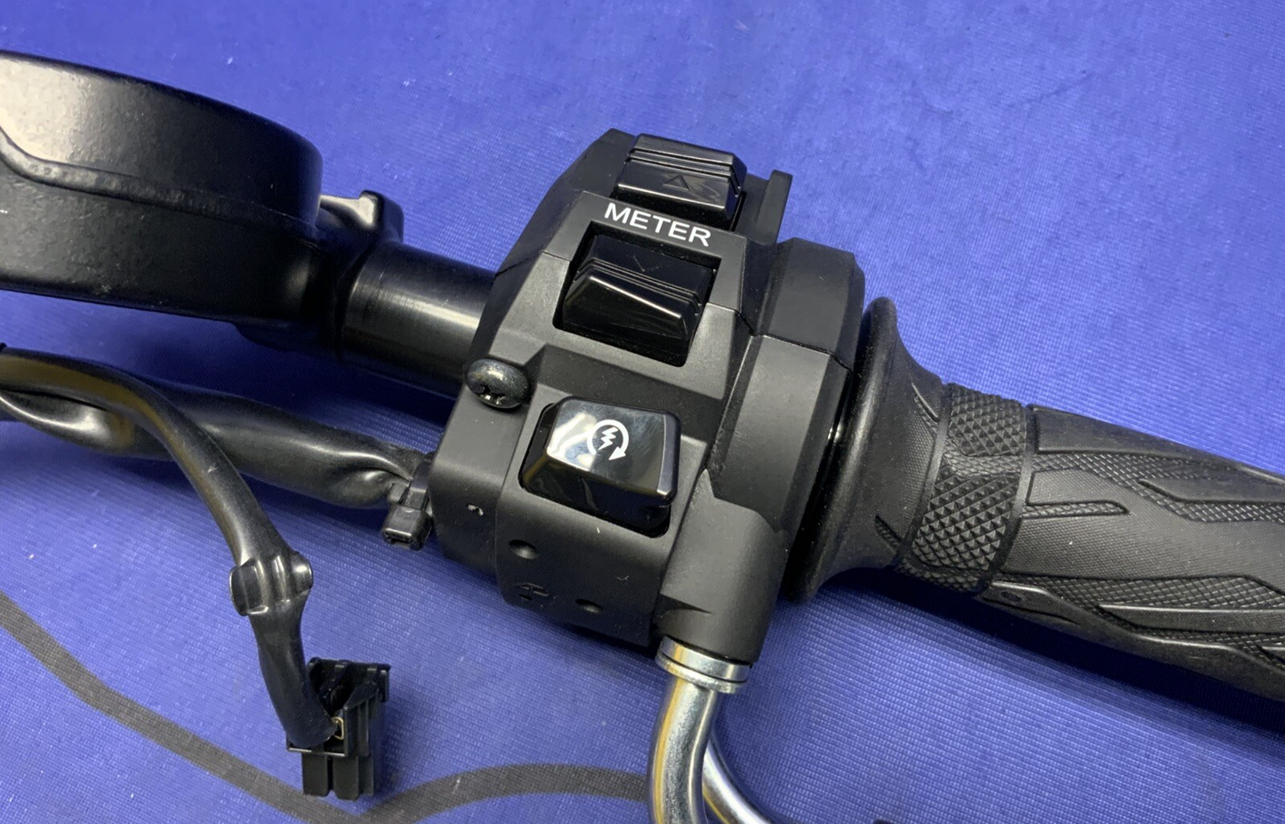 Suzuki Right Handlebar Assy W/Switches GSXR-600/750,2011-2024 OEM 37200-47H30