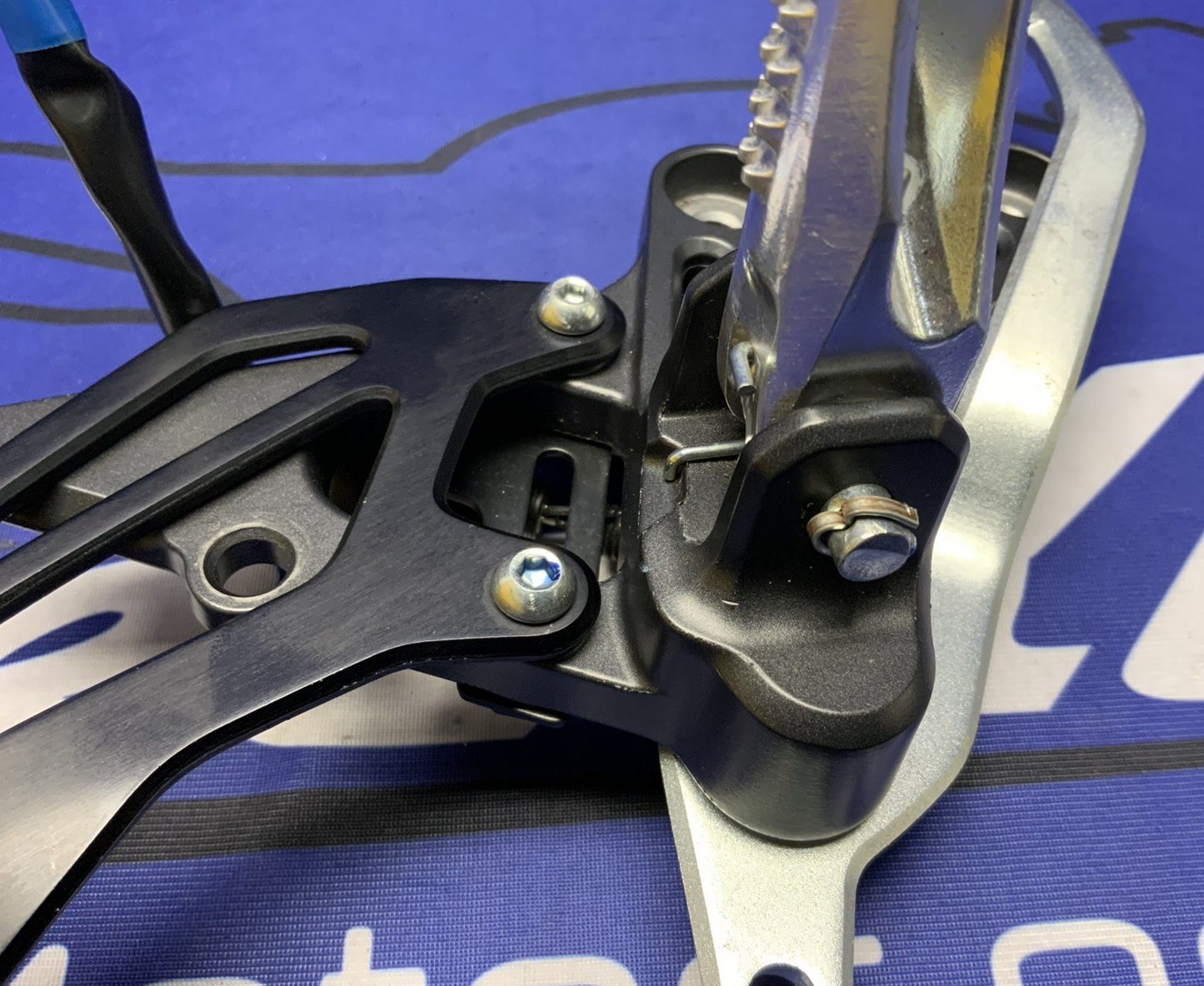 Yamaha Right Rear Set YZF-R7 2022-2025 OEM BEB-27443-00-00