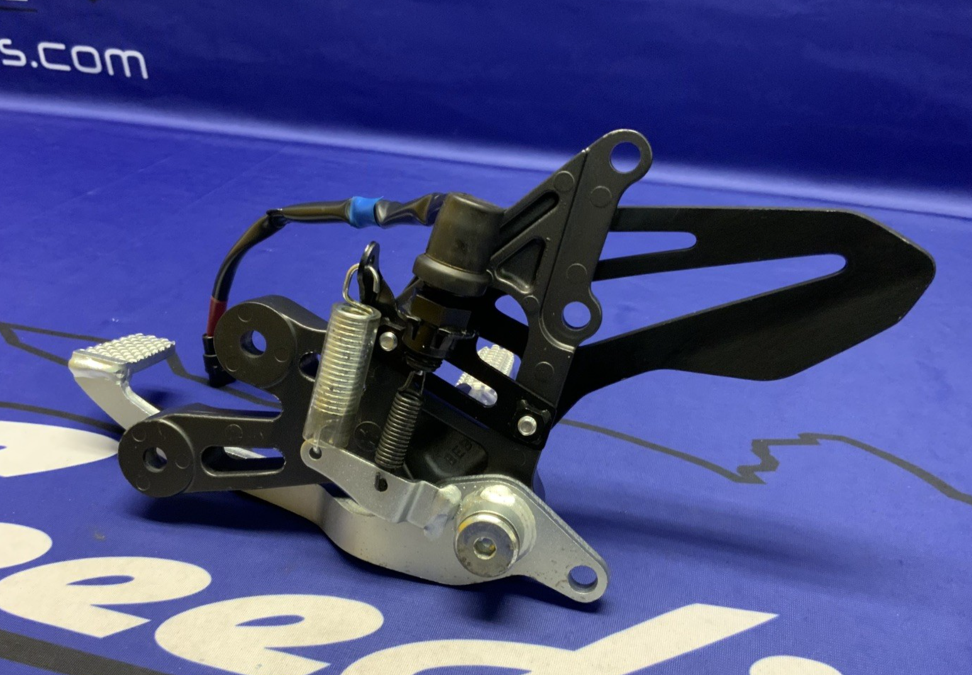 Yamaha Right Rear Set YZF-R7 2022-2025 OEM BEB-27443-00-00