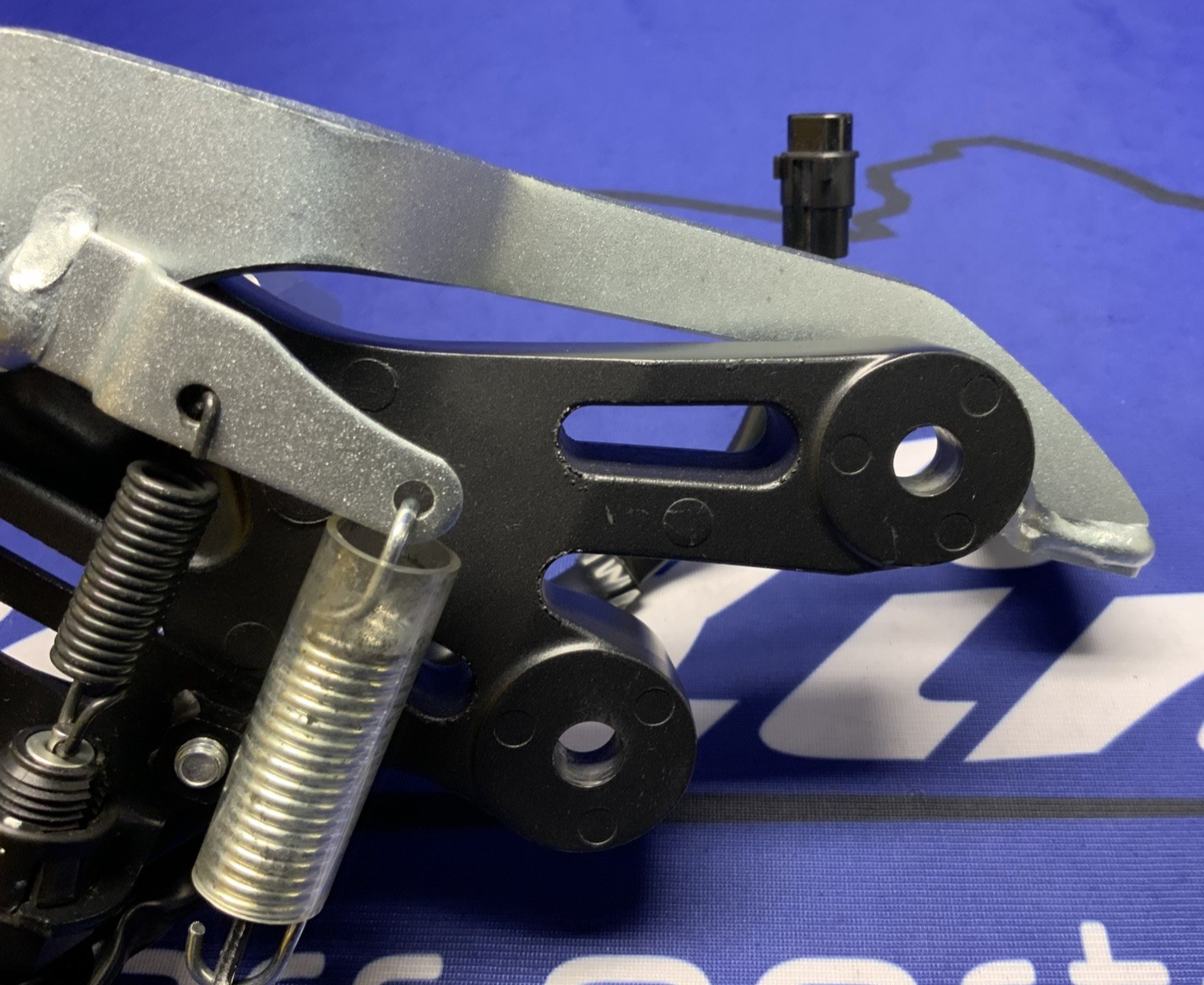 Yamaha Right Rear Set YZF-R7 2022-2025 OEM BEB-27443-00-00
