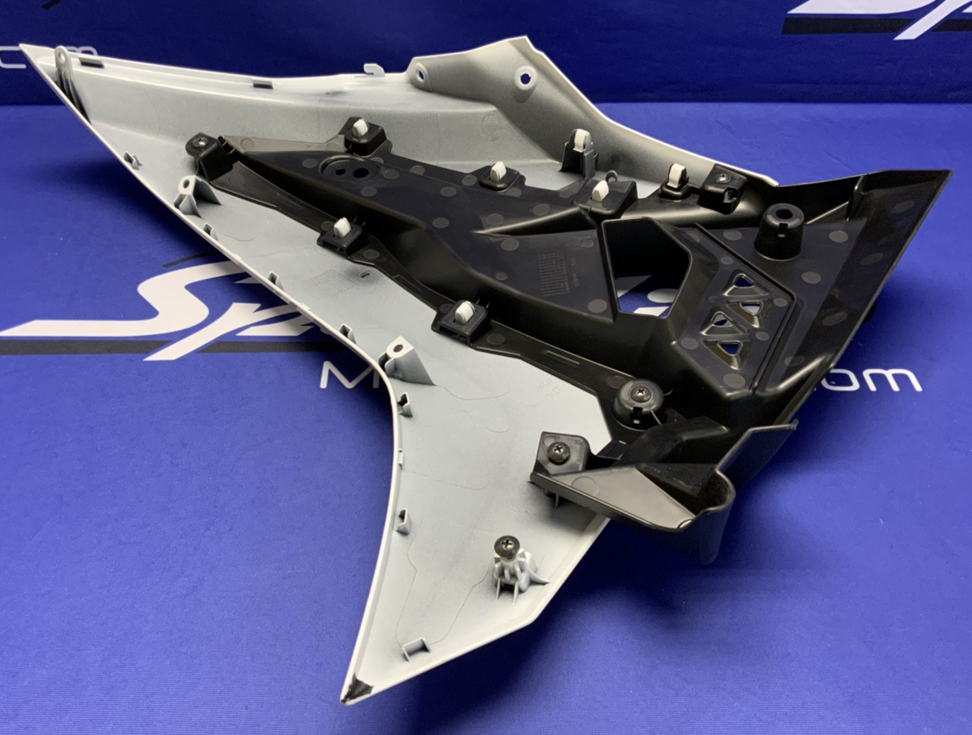 Suzuki Right Upper Fairing (Pearl Tech White) GSX-8R 2026 OEM 94470-25L10-QU2