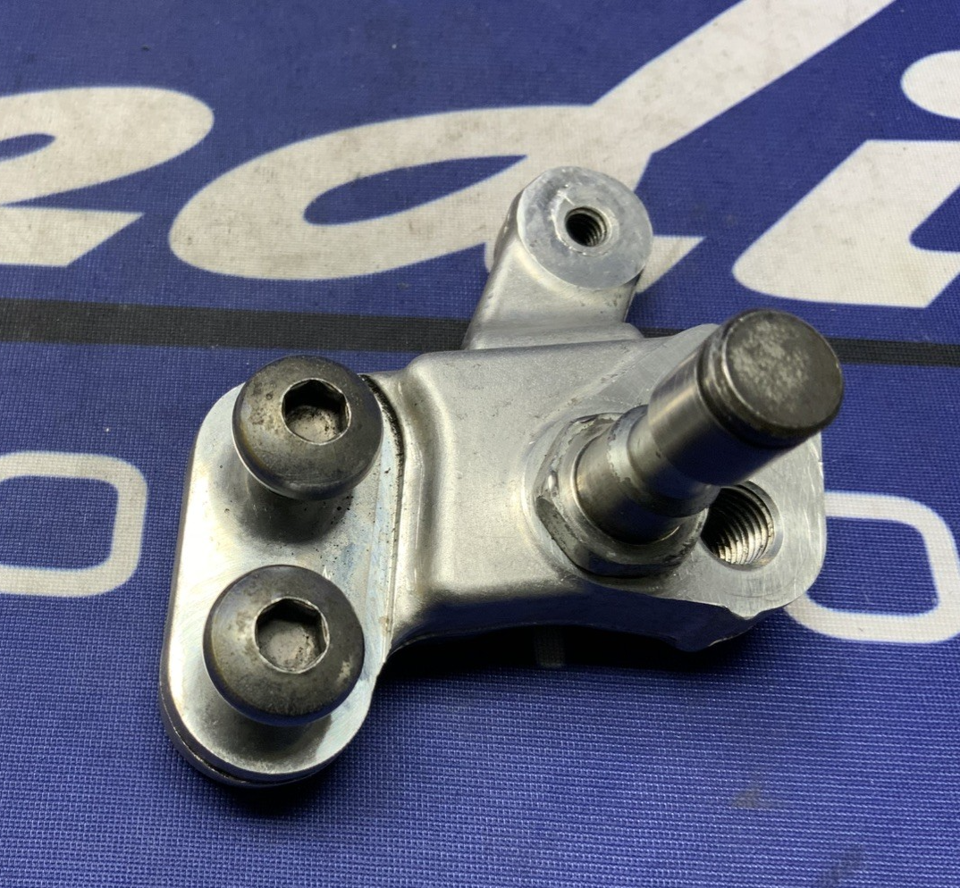 Suzuki Gear Shift Lever Bracket GSXR 600/750 2006-2008 OEM 25681-01H00