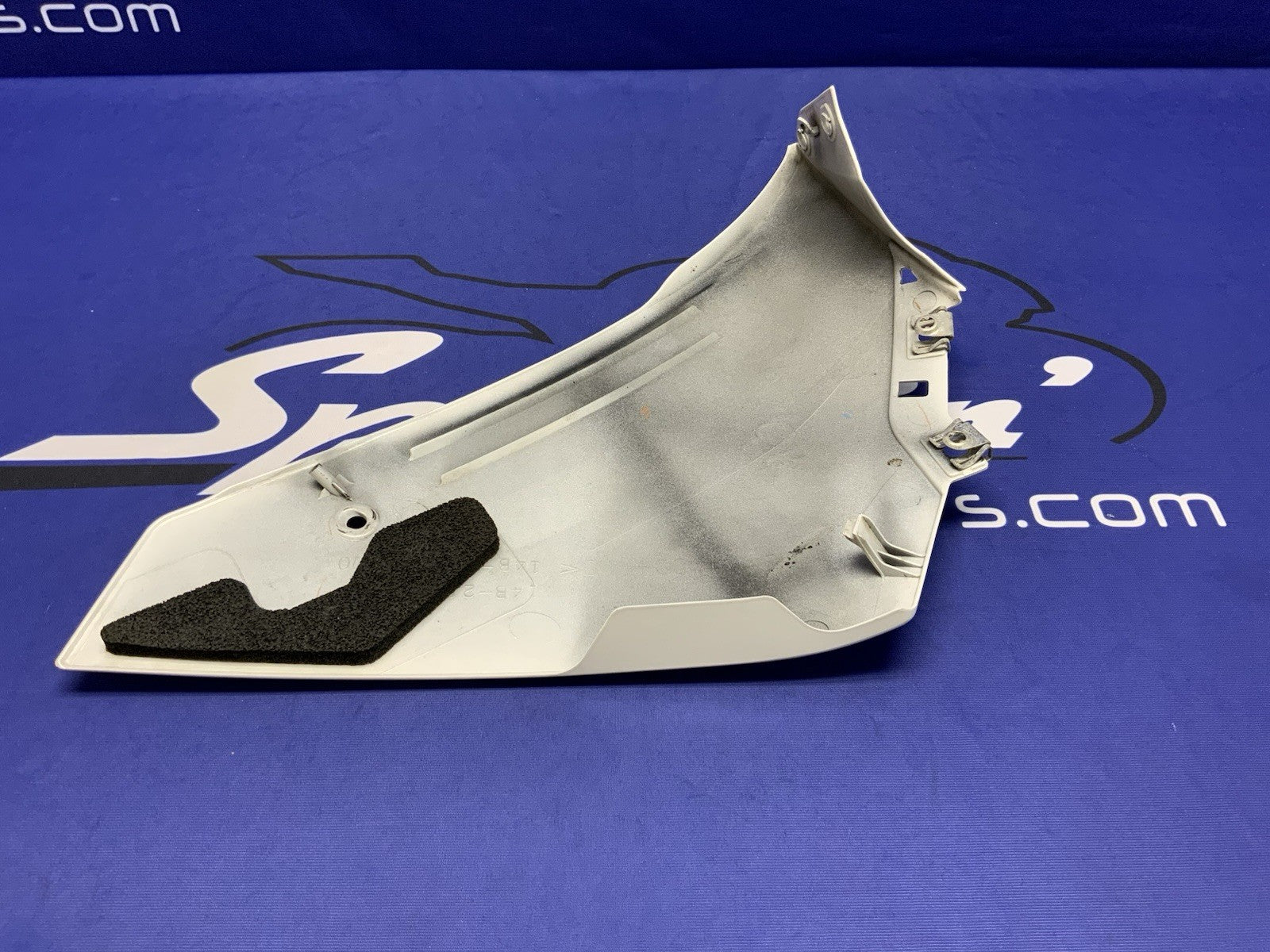 Yamaha Right Lower Fairing (White) YZF-R1 2009-2013 OEM 14B-28395-00