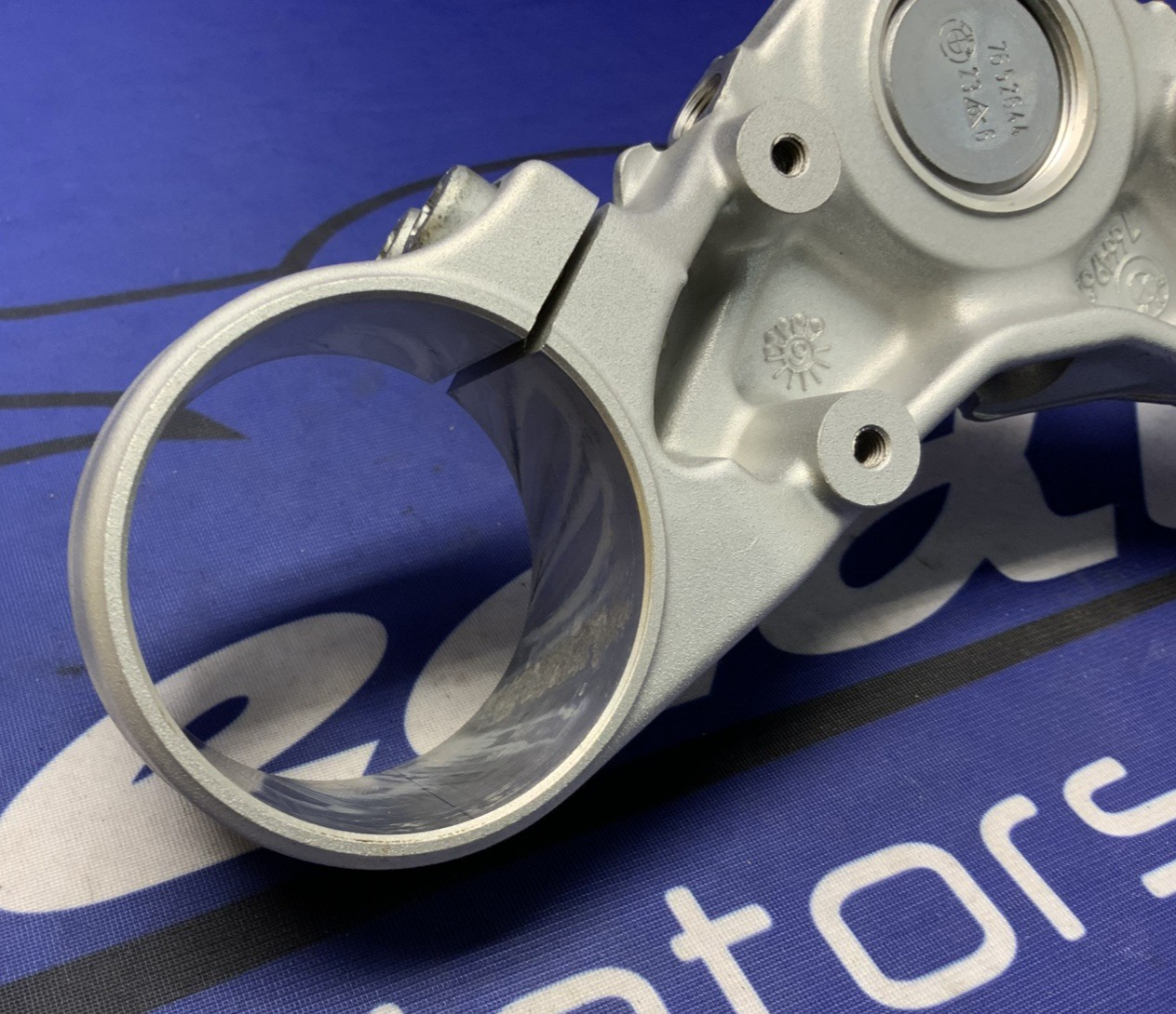 BMW Bottom Fork Mounting Bridge Triple Clamp R1200GS 2004-2013 OEM 31427664956