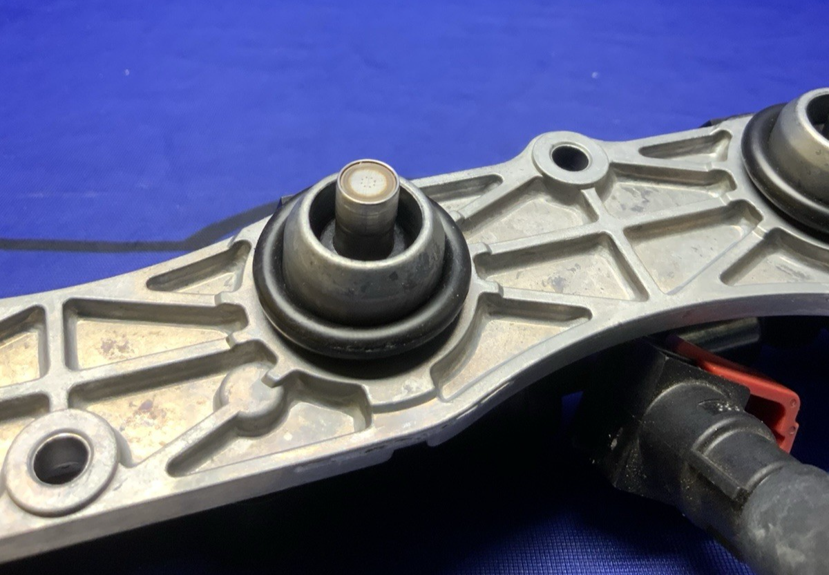 Kawasaki Complete Upper Fuel Rail ZX-6R 2009-2012 OEM 59071-0062-1