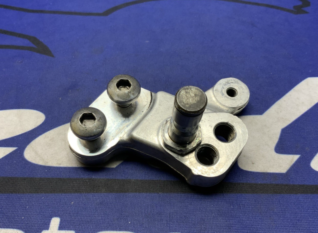 Suzuki Gear Shift Lever Bracket GSXR 600/750 2006-2008 OEM 25681-01H00