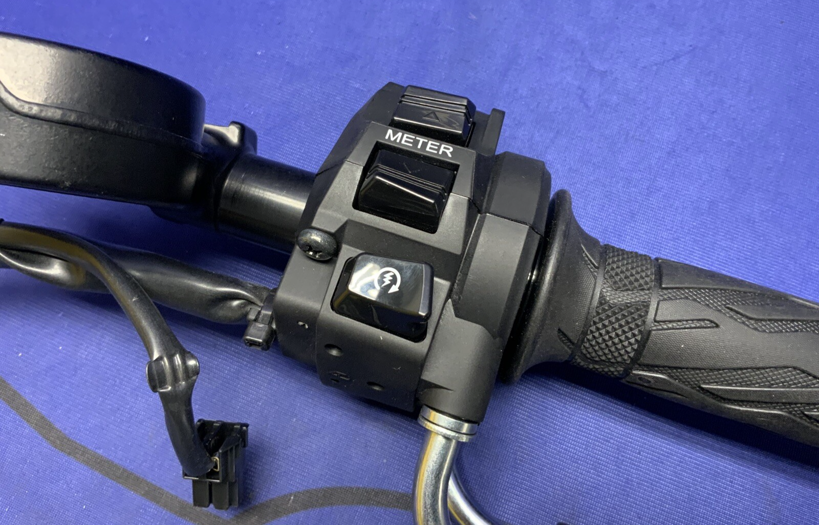 Suzuki Right Handlebar Assy W/Switches GSXR-600/750,2011-2024 OEM 37200-47H30