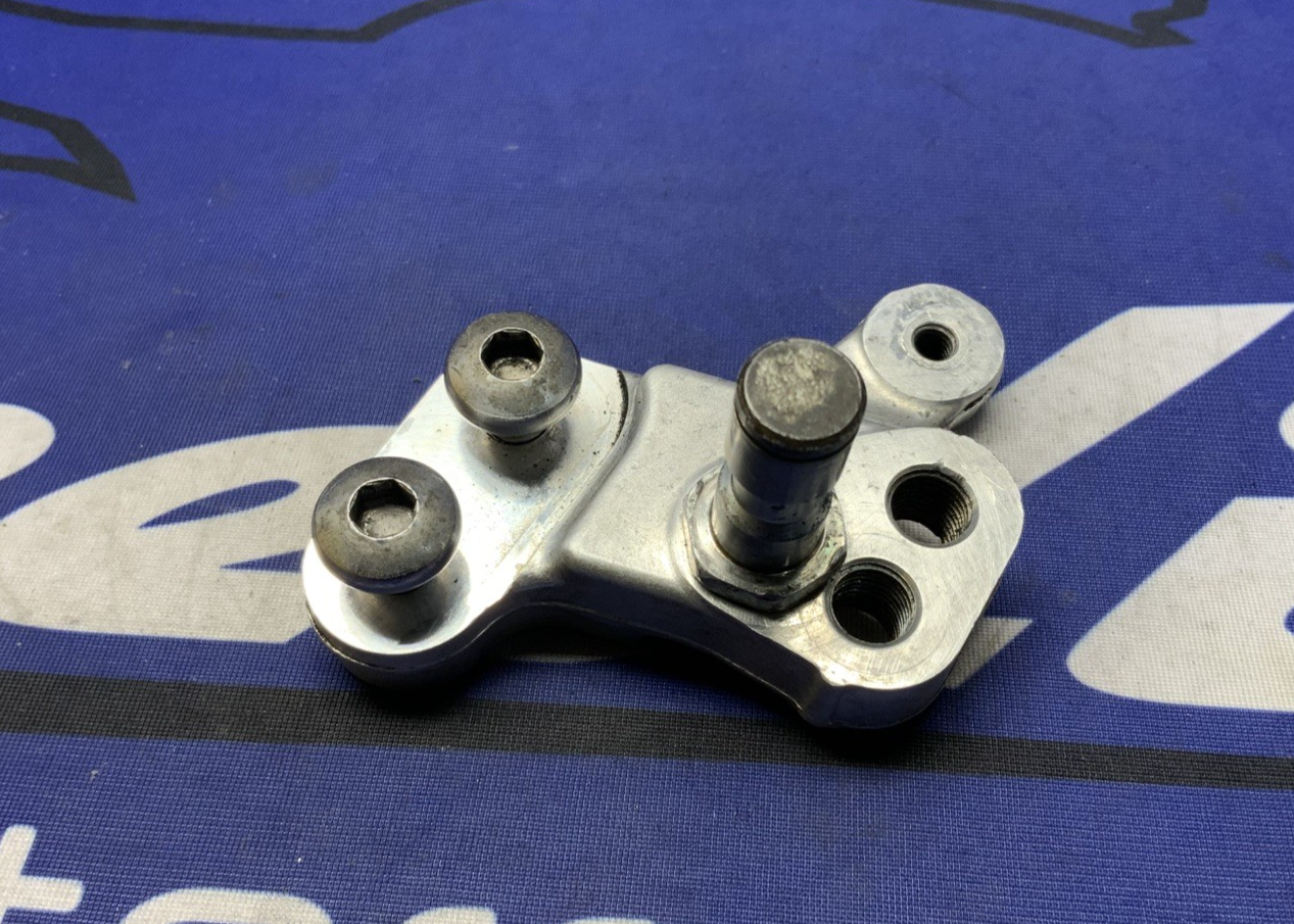 Suzuki Gear Shift Lever Bracket GSXR 600/750 2006-2008 OEM 25681-01H00