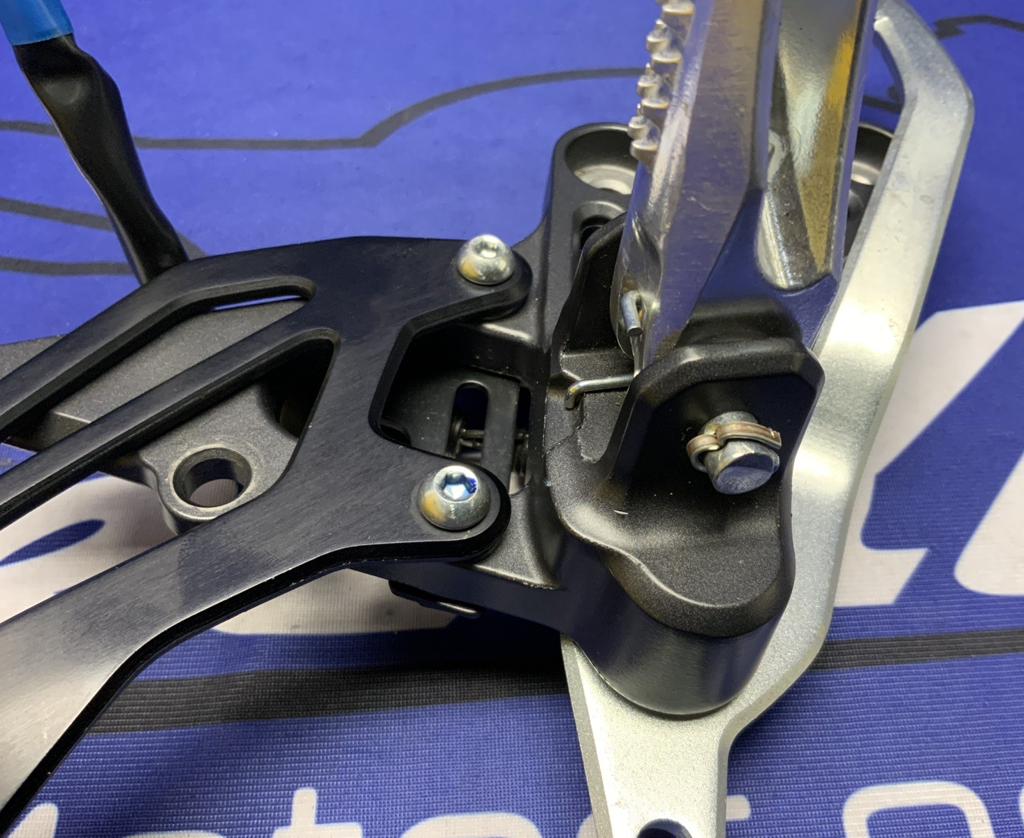 Yamaha Right Rear Set YZF-R7 2022-2025 OEM BEB-27443-00-00
