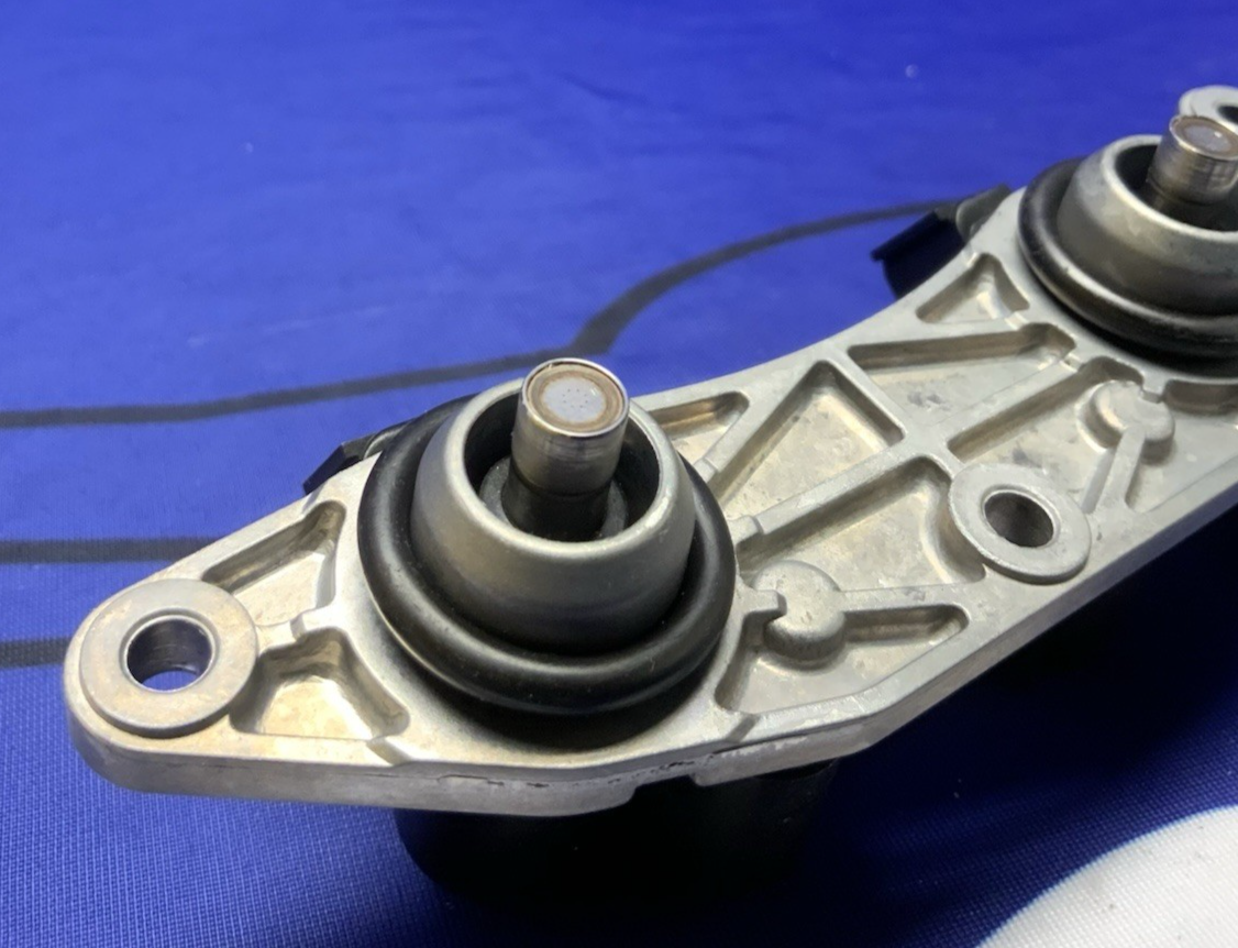 Kawasaki Complete Upper Fuel Rail ZX-6R 2009-2012 OEM 59071-0062-1