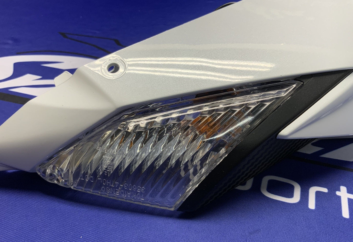 Suzuki Left Frame Cover W/ Turn Signal GSXR 750/600 11-26 OEM 47200-15J10-6KX-1