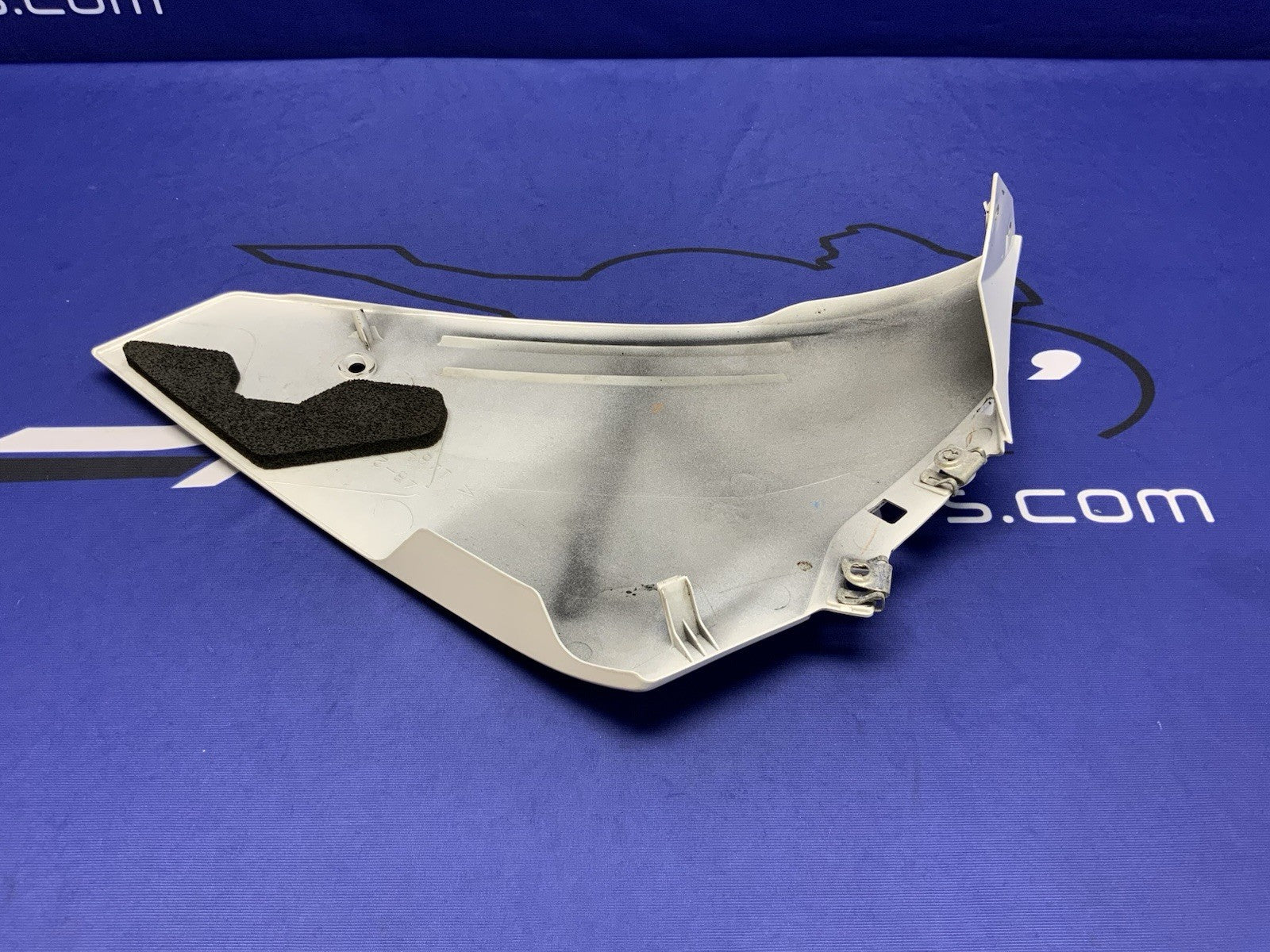 Yamaha Right Lower Fairing (White) YZF-R1 2009-2013 OEM 14B-28395-00