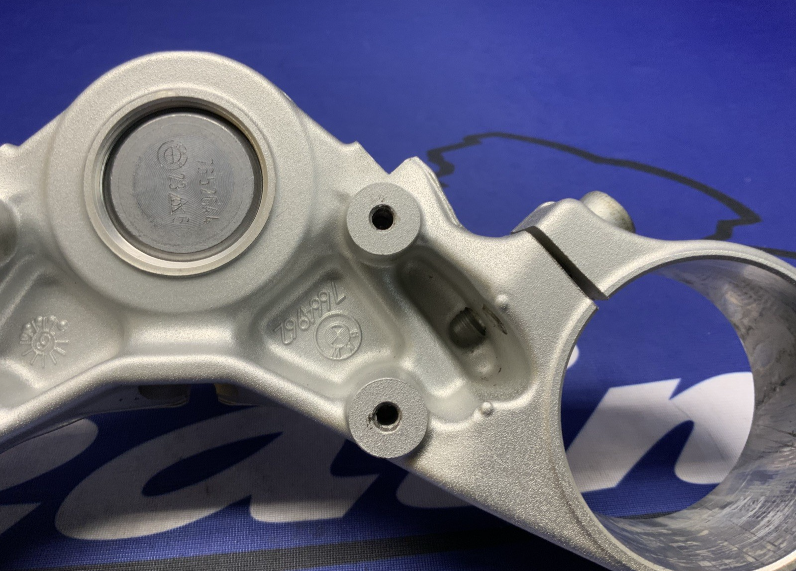 BMW Bottom Fork Mounting Bridge Triple Clamp R1200GS 2004-2013 OEM 31427664956